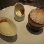 レストラン バカール - ヘーゼルナッツのスフレと塩のアイスクリーム