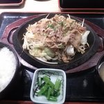 Shunsensakaba Tengu - ワンコインランチ。野菜たっぷりのしょうが焼き定食。