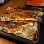 うなぎ かわかみ - 上半身からかじってやったぜ