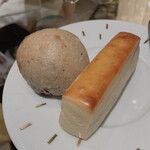 ロオジエ - バターパン、オリーブパン。