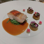 ロオジエ - 金目鯛のﾎﾟﾜﾚ、ｻｰﾍﾞﾙいんげん 、ｱﾝﾁｮﾋﾞと花紫蘇を添えた茄子のﾌｫﾝﾀﾞﾝ、ﾏｲﾙﾄﾞなｼﾞﾝｼﾞｬｰｿｰｽ