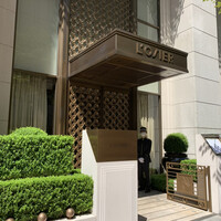 ロオジエ - 入口にはドアマンが待機していて、格式の高さを感じます