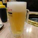 焼肉家けんちゃん - ビール。
            中ジョッキ。
            生き返る！まさに命の水。