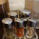 麺屋NOROMA - 卓上調味料