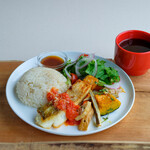 ファブカフェ トーキョー - スズキのポワレ。外はカリッと 中はふっくら焼き上げたスズキを自家製トマトソースと一緒にお楽しみください。