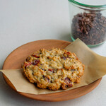 ファブカフェ トーキョー - カカオニブオートミールクッキーシングルオリジンのエンレカン産のカカオニブを使用したほろ苦さが癖になるざくざく食感のクッキー。