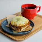 ファブカフェ トーキョー - クロックムッシュ。カリっとトーストしたシリアルブレットに自家製ホワイトソースととろーりチーズがかかっています。