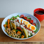 ファブカフェ トーキョー - 秋のコブサラダ。彩り豊かなトッピングが最後まで飽きずに楽しめるボリューム満点のサラダ。鶏胸肉とゆで卵で不足しがちなタンパク質を補えます。