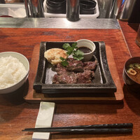 鉄板ダイニング 哲 - 牛ハラミ肉の鉄板焼き
