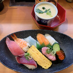 Muten Kurazushi - マグロ、エビ、イカ2種、サーモン、カツオ、玉子、ネギトロ、イクラの9貫と茶碗蒸しで550円(税込)