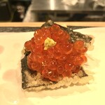 天ぷらとワイン大塩 - イクラカナッペ（税抜190円）は海苔の天ぷらにイクラをトッピングしたものでした