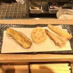 天ぷらとワイン大塩 - 定食に含まれる、ナス、レンコン、竹輪、ヤングコーン