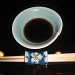 鮨 福原 - 刺身醤油・青磁のお皿で