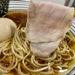 清湯醤油 ほし乃 - 味玉醤油そば@1,000円(税込)の薄切り豚ロースチャーシュー