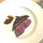 La Brianza - サカエヤ手当て13歳黒毛和牛熟成肉炭火焼き、タスマニア産粒マスタードパプリカペースト岩塩添え、火入れジャストでとてもジューシー。噛むほどにじゅわっと肉汁、味わい濃い旨み期待通りとても楽しめました☆