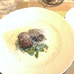 La Brianza - ポルチーニ茸のコロッケと放牧牛のコロッケ、すりおろしでトッピングされたチーズがとてもいい香り。小さなサイズだから、ますます名残惜しくなるおいしさ。ザクッと香ばしい衣の中に味わいギュッ☆