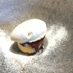 La Brianza - 金時芋のフランにシナモン風味アイスクリーム、何だか芸術的なドルチェ。間にとろりとカラメルソースがこれまた素敵なアクセント。秋の味覚をドルチェにまで存分に。こっくりとでもお芋の塊も残し金時芋感しっかり♡