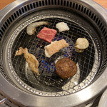 Yakiniku Te-Buru O-Da-Baikingu Hare Gohan - 極楽焼肉階段盛りセット