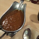 とんかつ 都 - カレー。ちょっと、いや けっこうポンチっぽい。クローブとカルダモン強くしたポンチ。