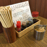 大正庵 - 卓上の調味料などです