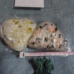 Onigiri Sansui - 裸おにぎり　高菜　110円＆鮭わかめ　130円