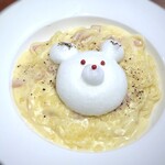 BISTRO SHIROKUMA - アップで・・シロクマちゃんはメレンゲで作られています。崩すのが申し訳なくて。 カルボナーラはベーコンが入り、円やかな味わい。出来れば、もう少し黒胡椒が効いていると嬉しいかと。 パスタは少し柔らかめでしたが、ソースがタップリなのはいいですね。