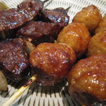 焼鳥いなかもん - 左、牛串、右、肉団子