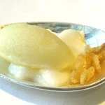 オーベルジュ・ド・リル - アペリティフと前菜の間にも口直しのスプーン（ビールのジェラード）