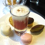 オーベルジュ・ド・リル - 焼き菓子だけなら他店でもあるが、ミニジュースが付いていた