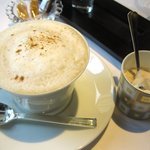 オーベルジュ・ド・リル - カプチーノと砂糖。この砂糖が凝っていた