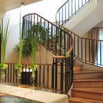 オーベルジュ・ド・リル - ウェイティングルームの奥は２階への階段