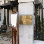 オーベルジュ・ド・リル - 欧州でよく見かける洋館風の入口のロゴプレートとメニュー掲示