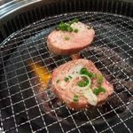 焼肉たむら本店 - 厚切り牛タン。これがホントの厚切りです！