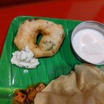 インド食堂ワナッカム - ワダとココナッツチャトニ、スパイス入りカード（ヨーグルト）