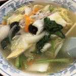 広東飯店 - 五目ラーメンは具材に豚肉、海老、玉ねぎ、白菜、人参、木耳、青梗菜、筍、鶉入りの塩ラーメン。