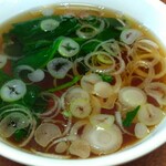 Taiyouken - チャーハンに付くスープは、刻み葱が浮いているだけのが多いですよね。こちらのスープに青菜も入ってます。ただ、中華っぽいお味はしません。醤油ベースの和風スープです。