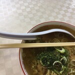 雷ラーメン元気っ子 - 割り箸と同じ長さのレンゲ