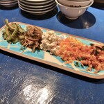 ターコイズオキナワ - 島のおばんざい5種盛り：ミミガーキムチ、ツナの白和え、ゴーヤの佃煮、刻みラフテークーブイリチー、ニンジンシリシリ