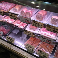 すき焼割烹 日山 - １階で肉買ってます