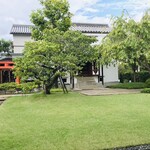 虎屋菓寮 - 奥のテラス席より