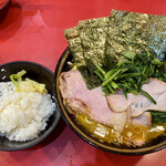 チャーシューメン、ライス、生法蓮草（ゆで）