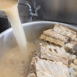 ブレをなくす仕上げのスープが自慢！麺は<酒井製麺>を使用！