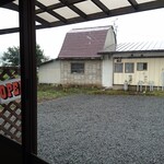 おやつショップ チャッピー - 店内から見る外は大雨