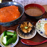 Soba To Katsumeshi Ichibanomarusuke - 1000円でいくら丼、豚汁、キュウリの浅漬、ガゼウニ、ひと口チキンカツが付いた抜群のコスパに優れる定食