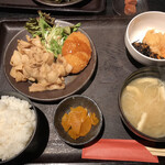 Yakumiya - 生姜焼きとコロッケ定食