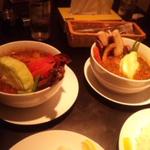 ASIAN RESORT DINING & BAR “SPICE GARDEN” - トマト＆ベーコン・チキントッピング/奥は豚の角煮と野菜