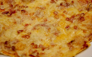 春告げ鳥 - おつまみにもなる大人の薄型ピザ「ホットペッパーピザ」　700円