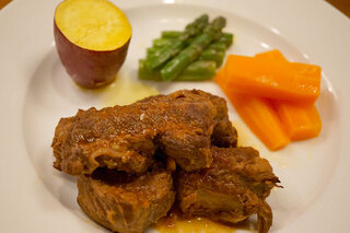 春告げ鳥 - 人気メニュー。骨なし柔らか仕上げの「ビーフスペアリブ」950円（写真は温野菜付き1250円）