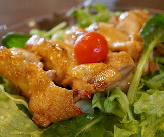 春告げ鳥 - 温かいチキンサラダ　800円