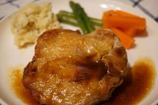 春告げ鳥 - チキンソテー（てりやき or ガーリック）　600円。写真は温野菜付き900円）ライスを付けてお食事メニューにも人気です。